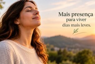 Mulher respirando ao ar livre para lidar com a ansiedade e buscar mais tranquilidade